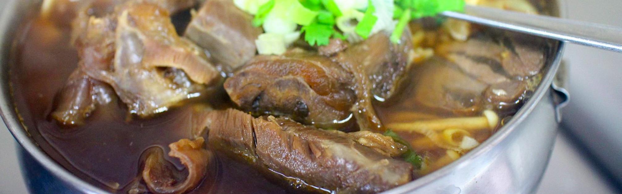 [ 光復八德路口．小巨蛋站美食 ] 羊暘珍品小吃～巷弄裡的暖呼呼美味單人羊肉爐，還有羊肉麵、燴飯跟加熱滷味