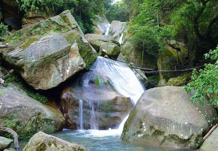 台北內湖・圓覺瀑布步道｜遠山近水，溪水潺潺的涼爽散步