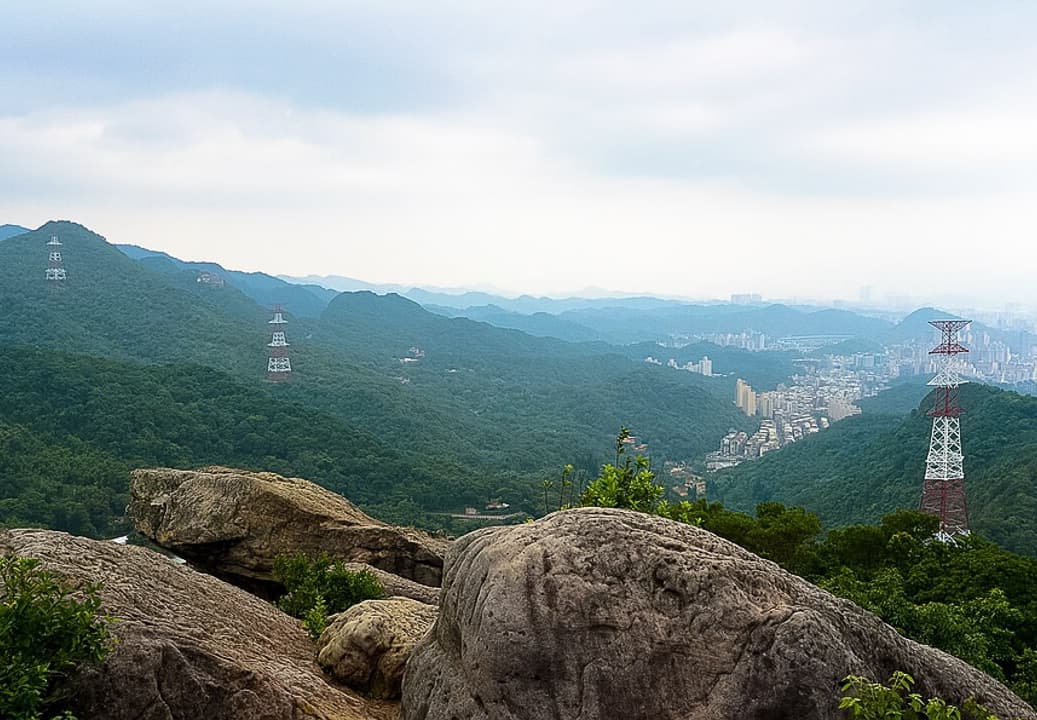 台北內湖・金面山親山步道｜剪刀石上飛簷走壁，攀岩系打卡景點！