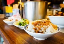 宜蘭．小吃｜金澤魯肉飯：大口扒飯才是人生的療癒滋味