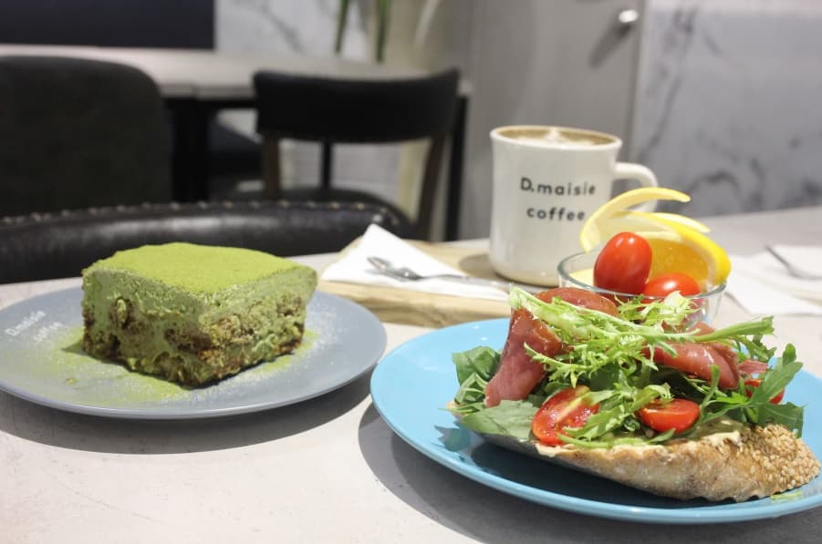 【忠孝敦化站美食】淺藍 × D.maisie coffee。美味抹茶提拉米蘇與不限時免費wifi插座