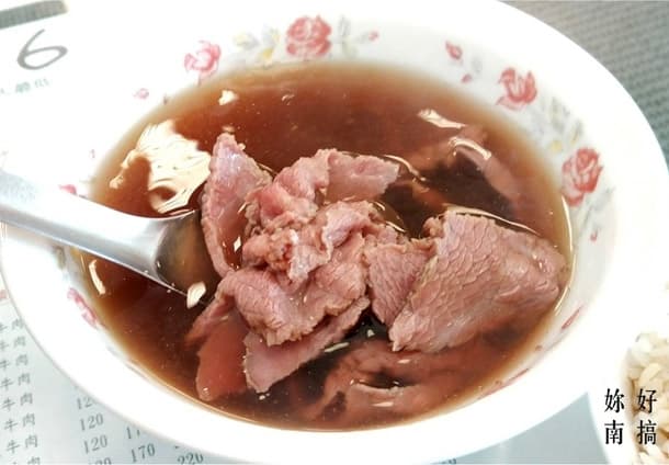 在台南 24H 全天營業，內用肉燥飯吃到飽的「阿安牛肉湯」