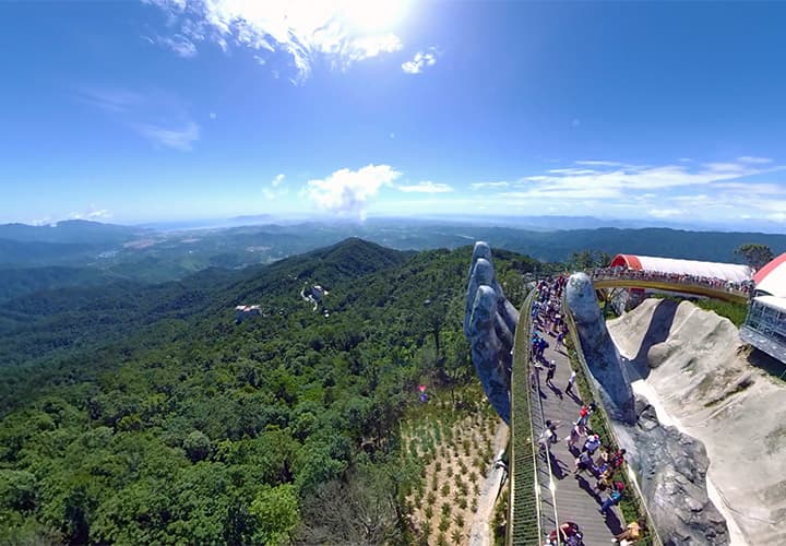 站在海拔 1400 公尺高的巨人之手上！越南巴拿山「黃金橋」