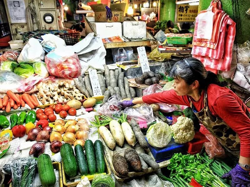 台東市中央市場：各式生鮮、肉品、生活所需甚至美食佳餚，匯聚在這方寸之地