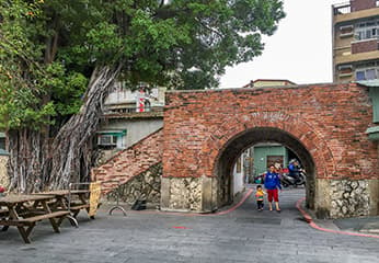 台南老街「信義街」吃美食，登上古蹟「兌悅門」見證清帝國最後繁華