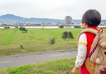 千坪大草地，翻新特色「集賢環保公園」， 與自然共融的小孩放電公園