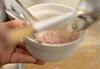 鮮甜牛肉湯配水果泡菜的台南「盛牛肉湯」，西市場內的新滋味