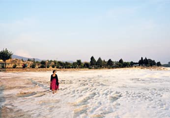 走在雪裡的夏天，白色的溫泉勝地：土耳其棉堡 Pamukkale 