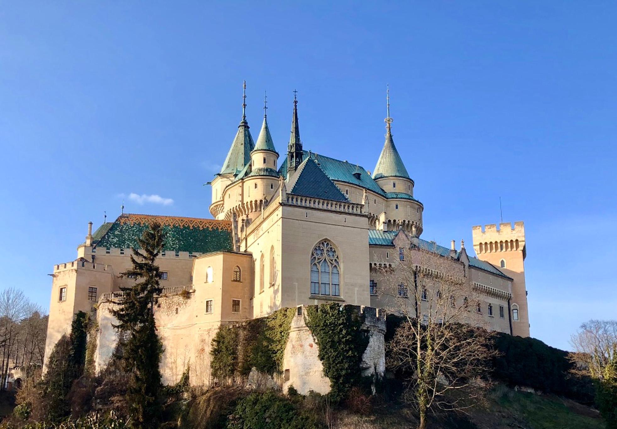 窺探中古世紀的浪漫，童話場景般的建築：「波耶尼切城堡 Bojnice Castle」