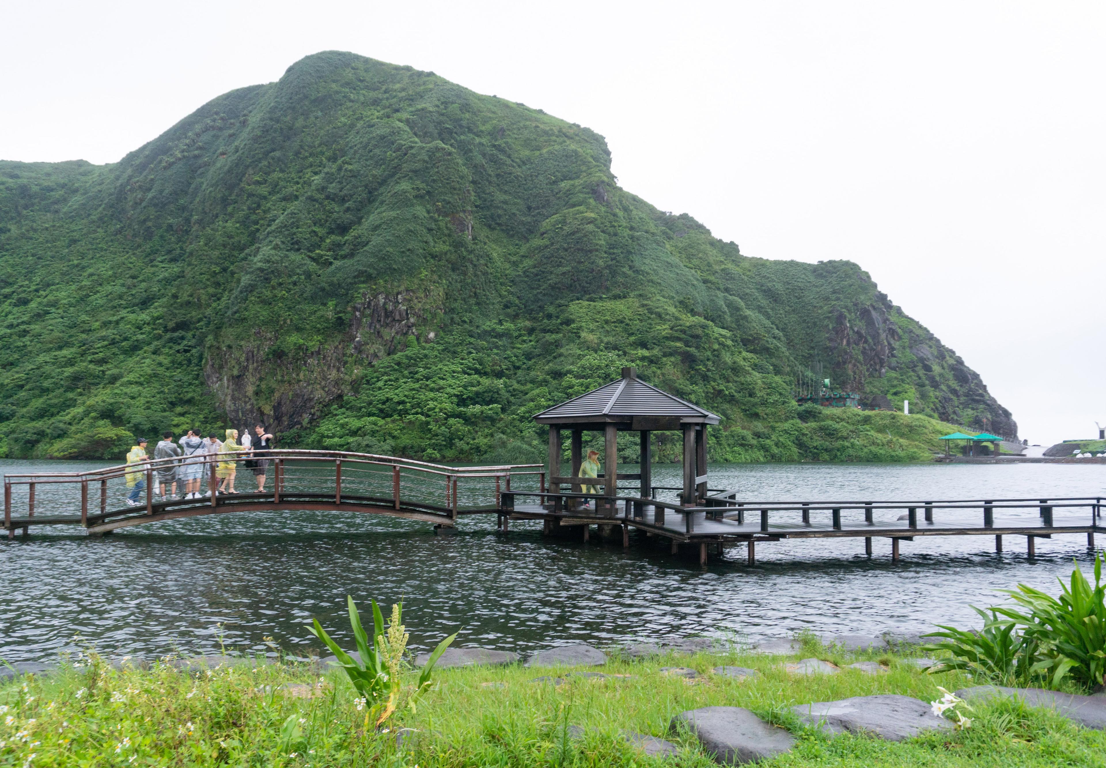 漫步神秘「龜山島」，登島、繞島、賞鯨豚與海底溫泉