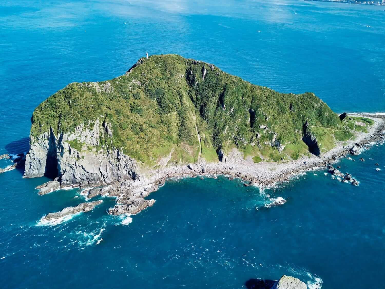 「基隆嶼」登島半日遊，台灣龍珠，再次驚豔（交通 / 搭船位置 / 空拍）