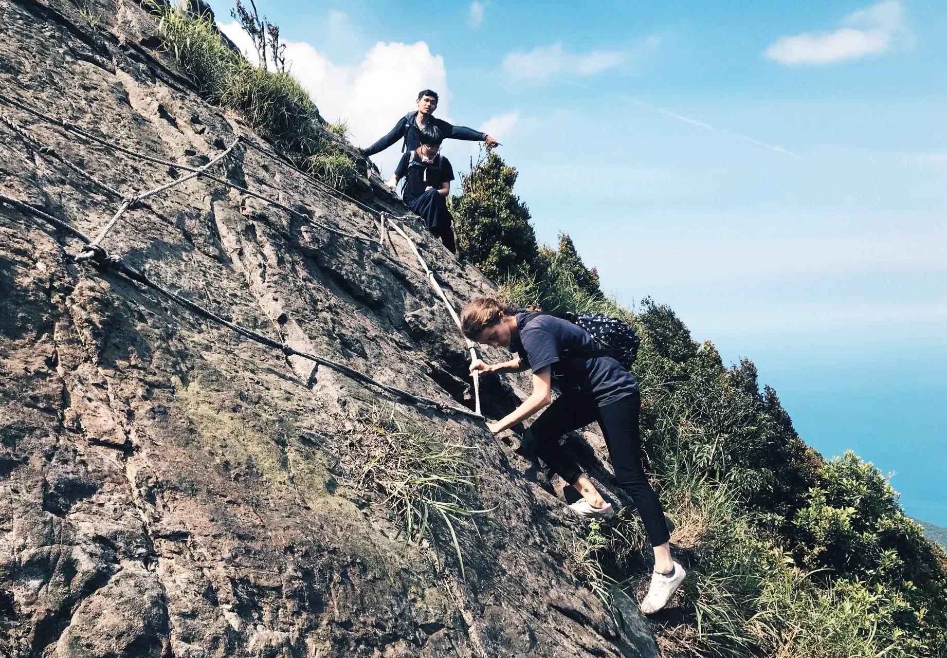 艷陽下搖動的龍脊「劍龍稜—鋸齒稜—555峰—無耳茶壺山」