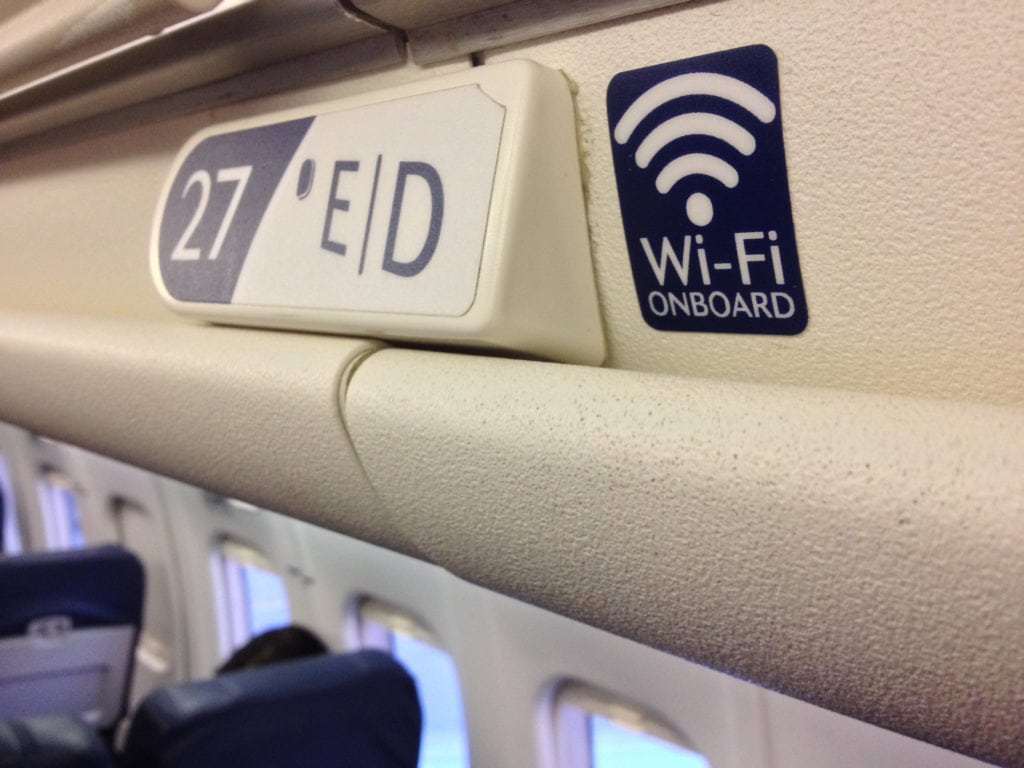 坐飛機還能 Wifi 無線上網？！目前提供免費機上無線網路的航空公司整理