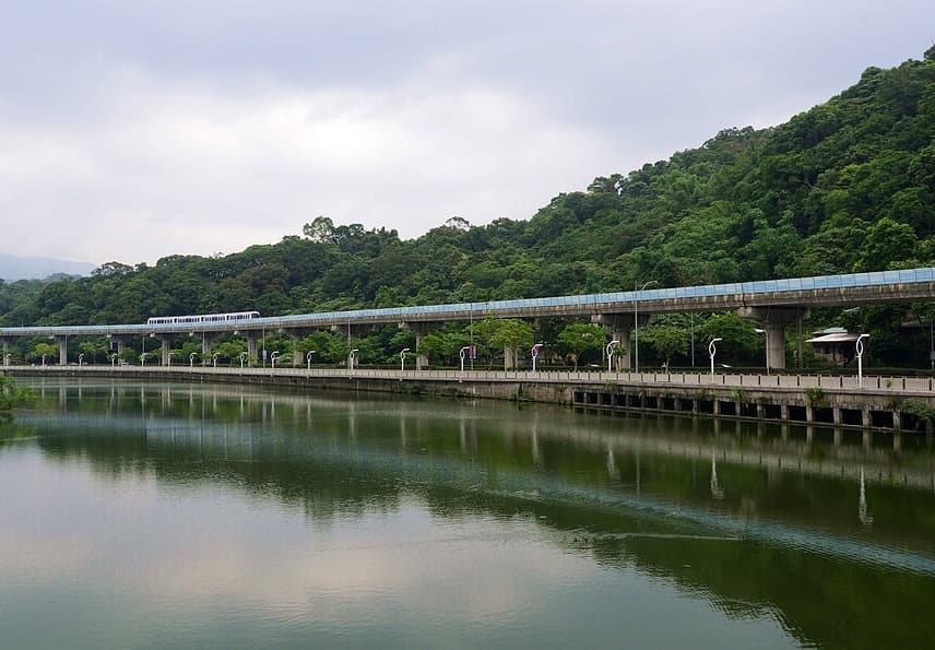 老礦坑、小人國與山野瀑布：大湖公園站 5 大秘境步道特蒐！