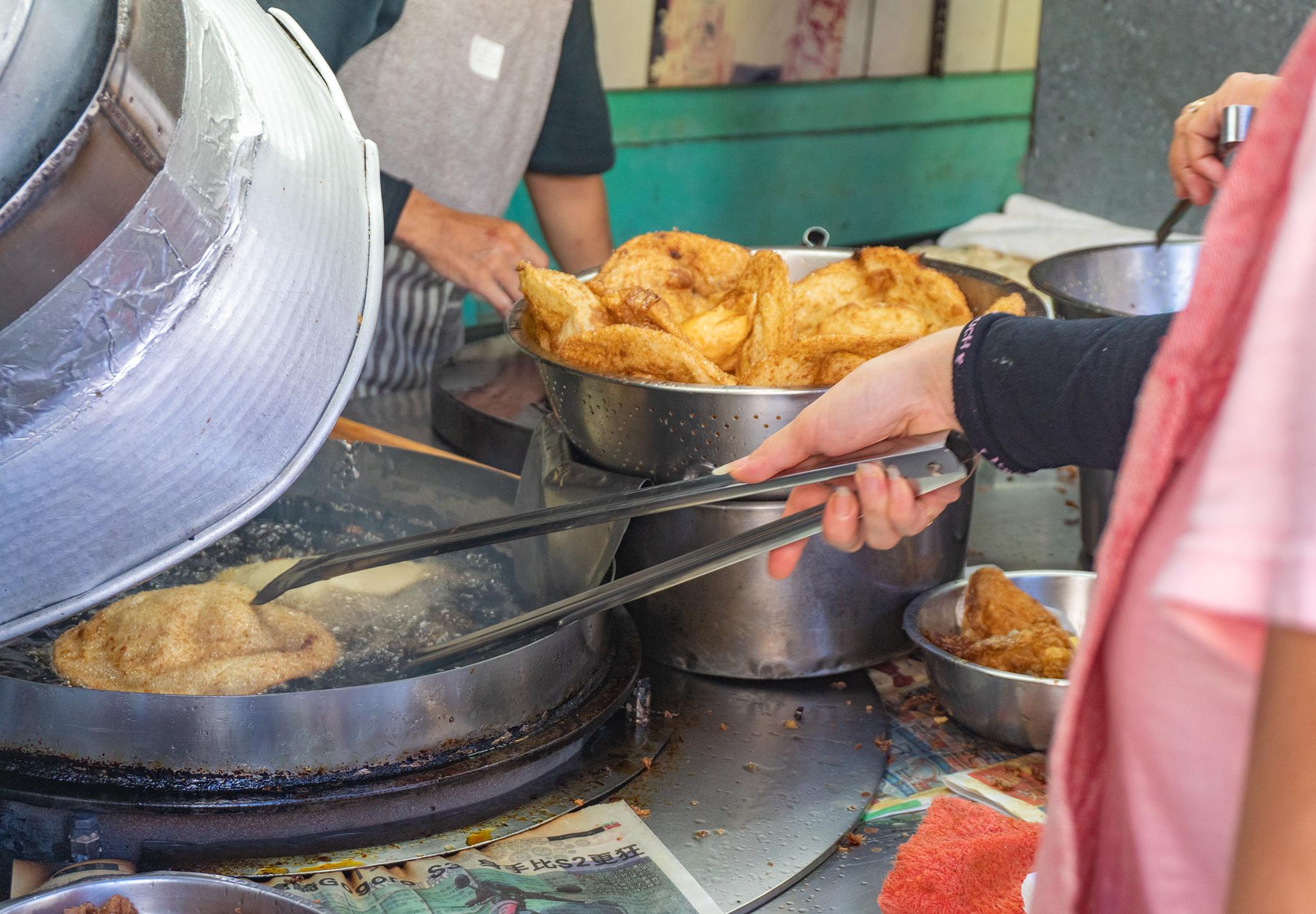 花蓮一日美食精選，即使排隊也要吃！液香扁食、炸彈蔥油餅、開心聽音樂逛東大門夜市吃原住民熱炒