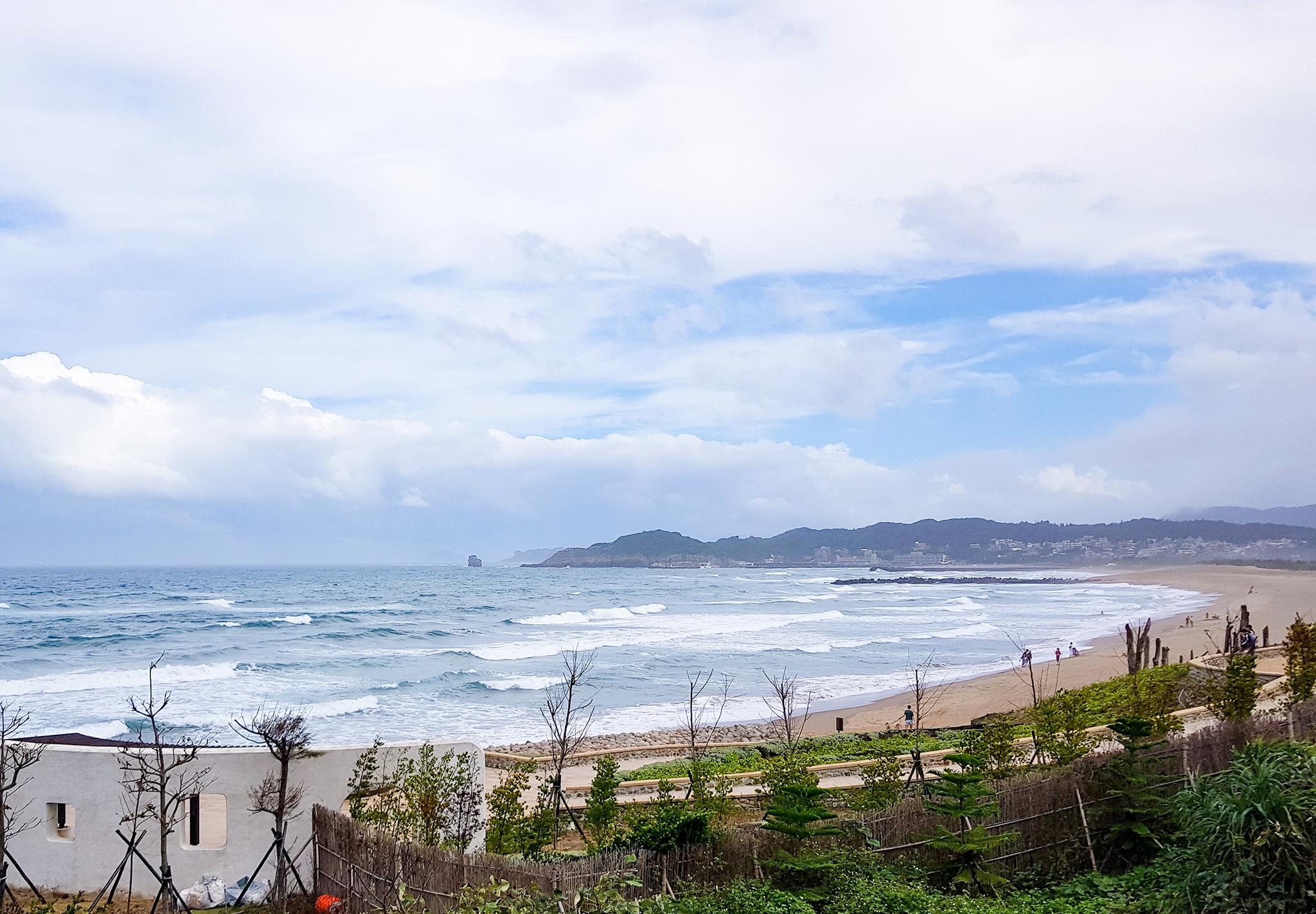 新北・金山｜衝浪好手朝聖、看海踏浪也悠閒的，五星級衝浪天堂——中角灣國際衝浪基地