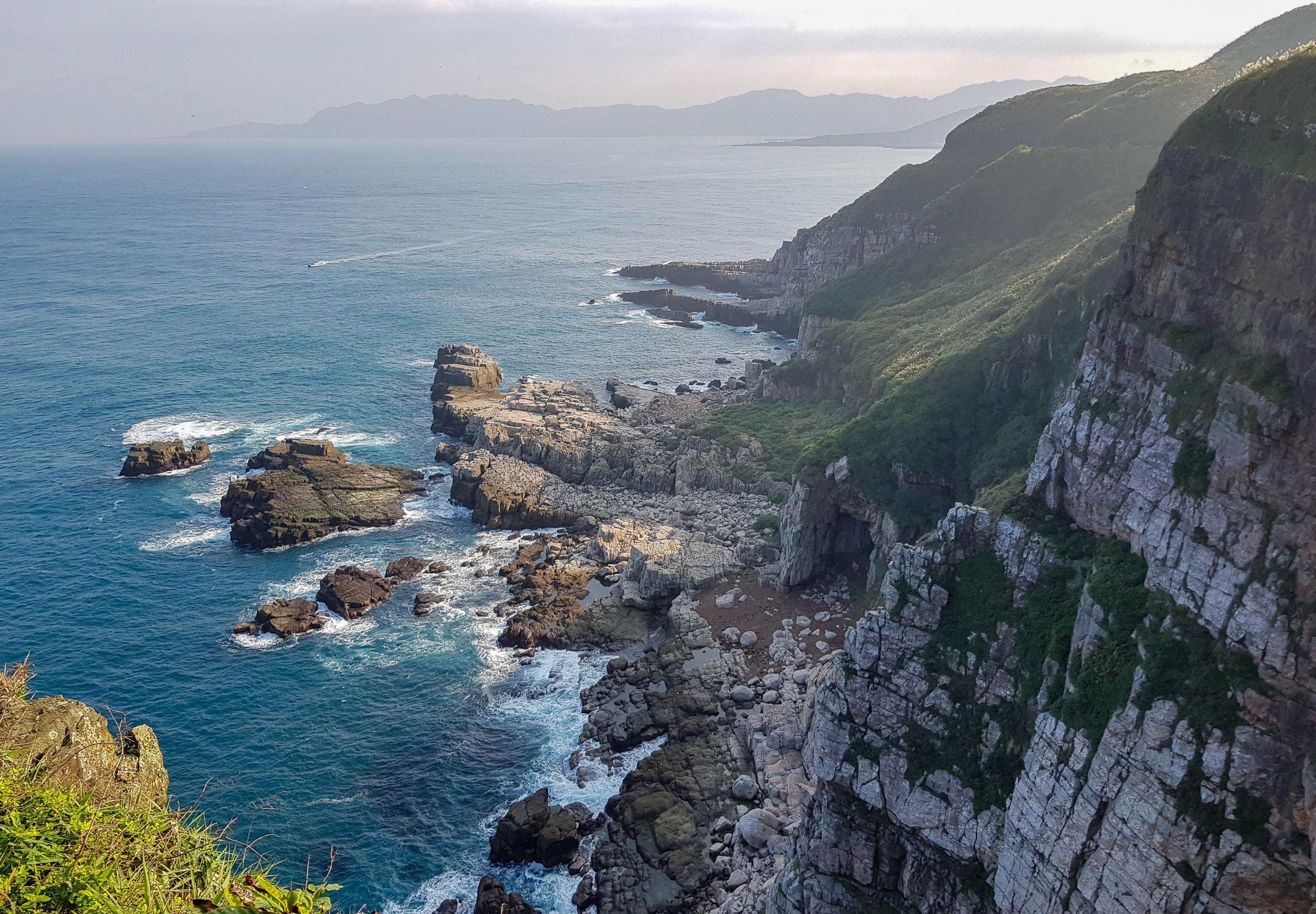 新北・龍洞灣岬步道｜崢嶸稜角海天一線，散步賞玩海景奇岩