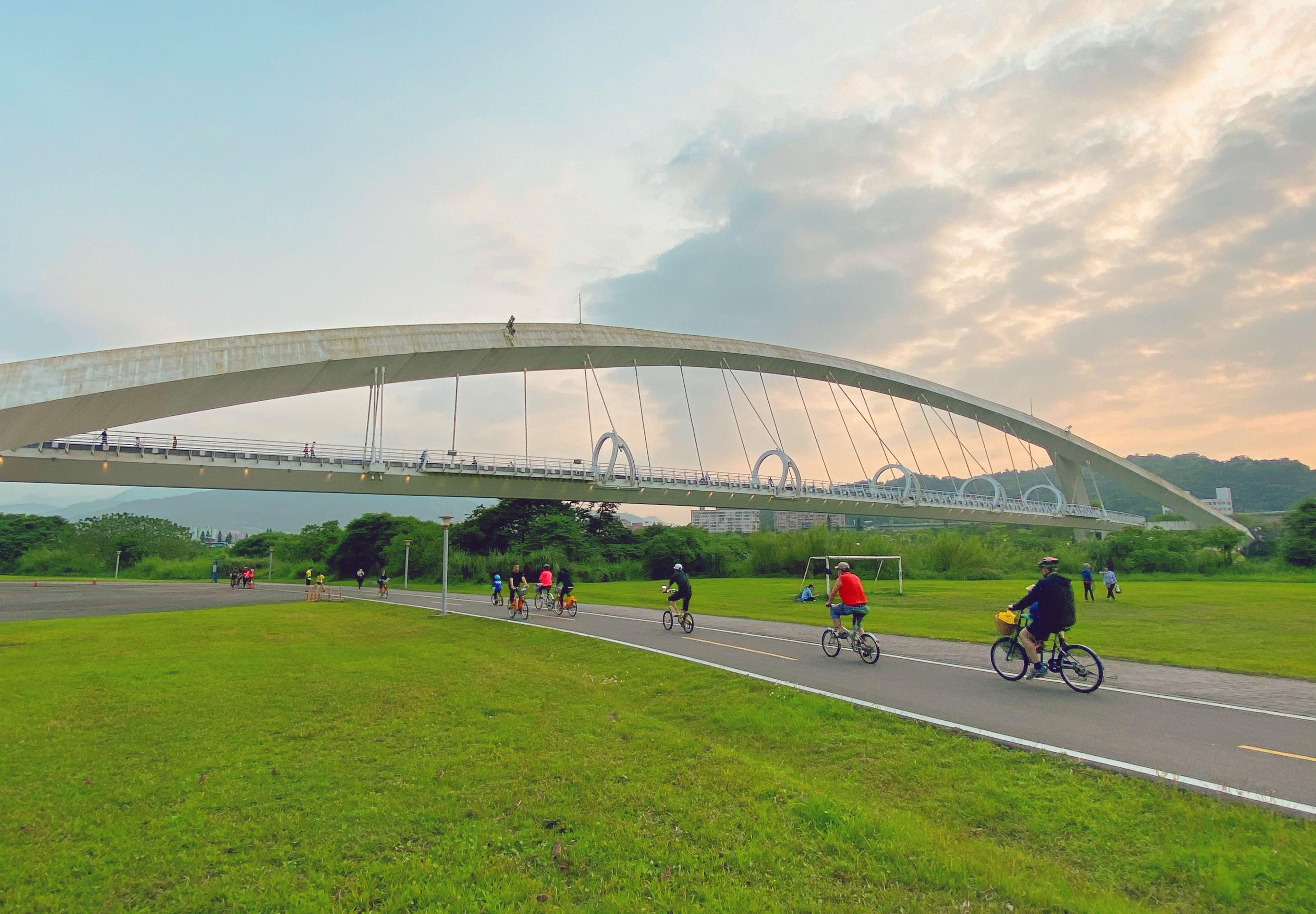 台北、新北・景美新店｜市區也有青山綠水「景美溪左岸自行車道」，可搭捷運玩的半日遊行程