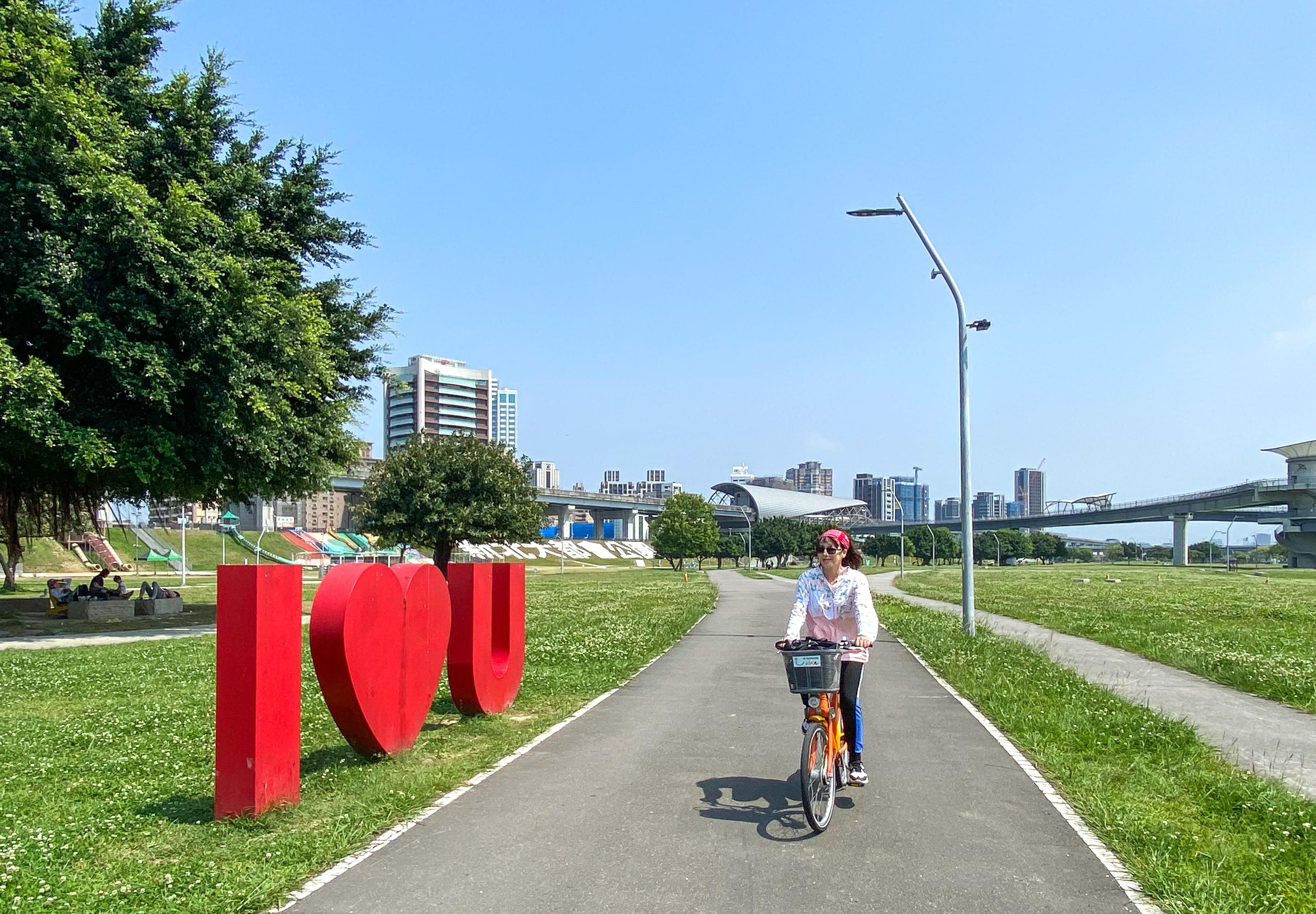 新北・二重環狀自行車道｜都市中最豪華的一日遊！公園＋花海＋遊樂園，還能餵羊咩咩、看夜景吃美食