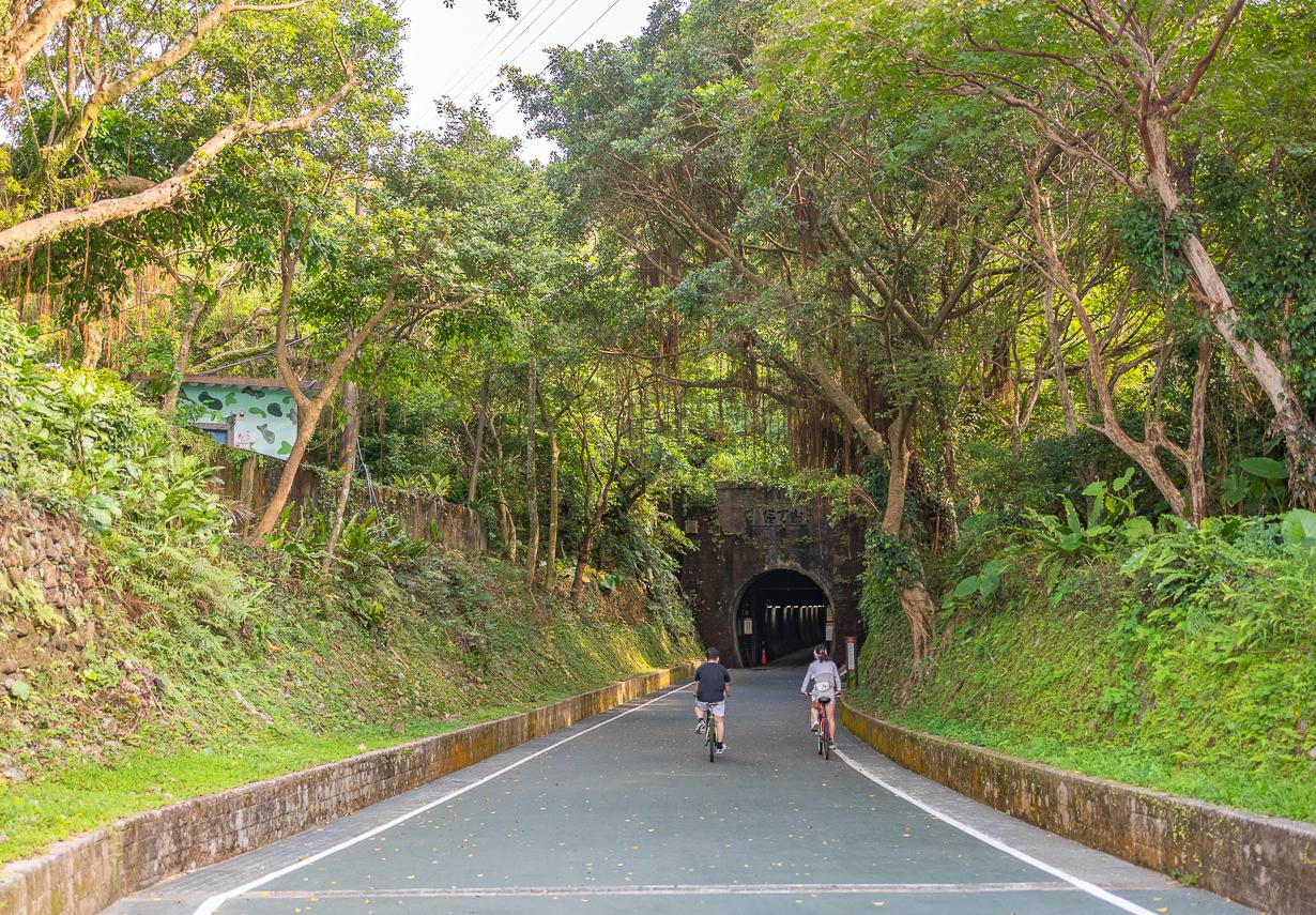 讓我們追風去！看淡蘭古道北路「雞母嶺」農村風光，馳騁全長 2 公里的舊草嶺自行車隧道