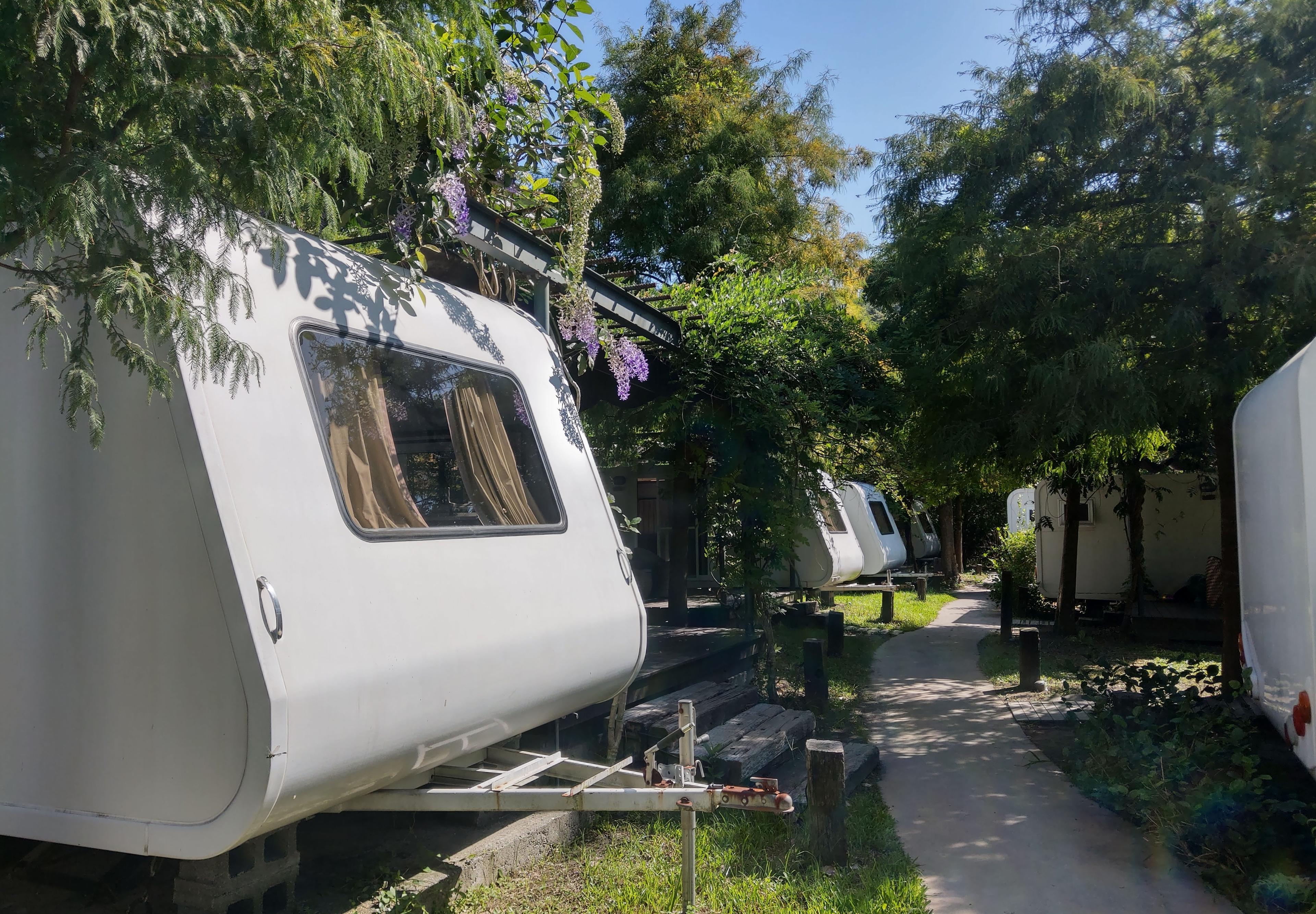 宜蘭・冬山｜「天ㄟ露營車」豪華露營，梅花湖畔享湖光山色、騎自行車餵鴨子，最適合親子的露營體驗