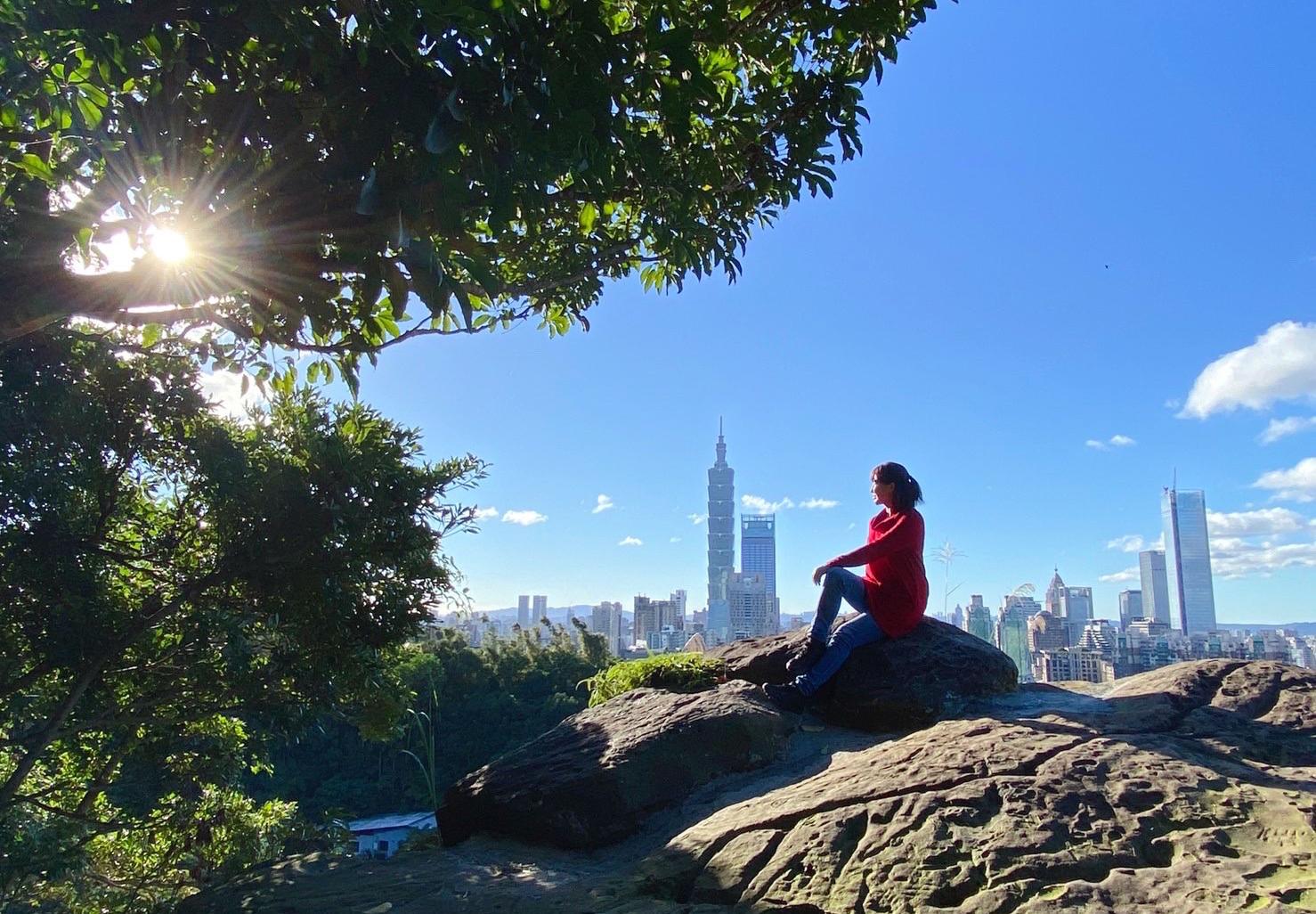 台北・松山｜坐看都市城景，有點挑戰又不難「虎山奉天宮步道」