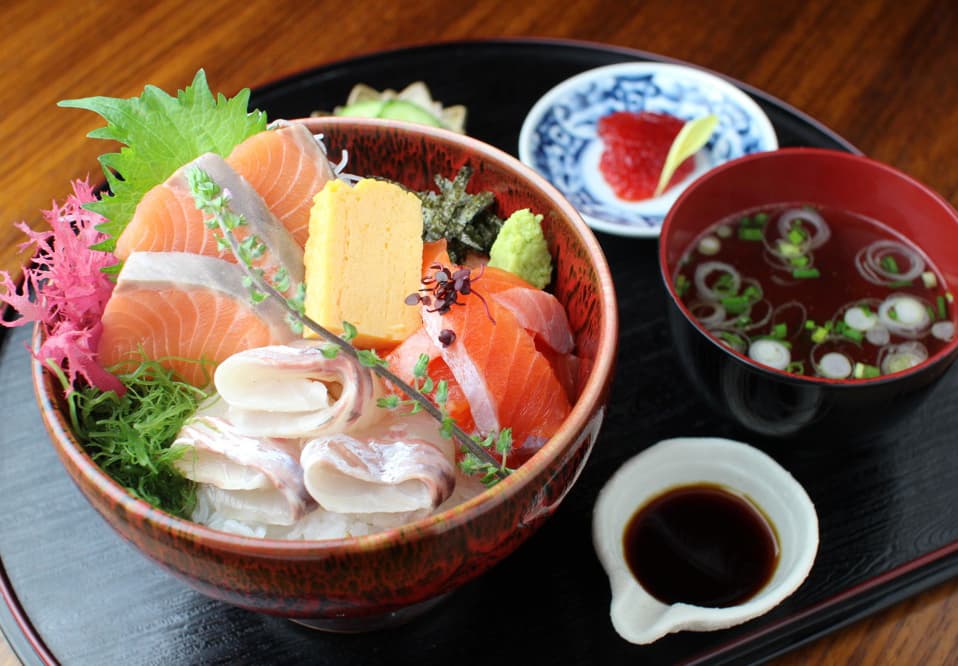  推薦給鮭魚迷的東京美食踩線之旅！奢華鮭魚拉麵、肥美鮭魚丼