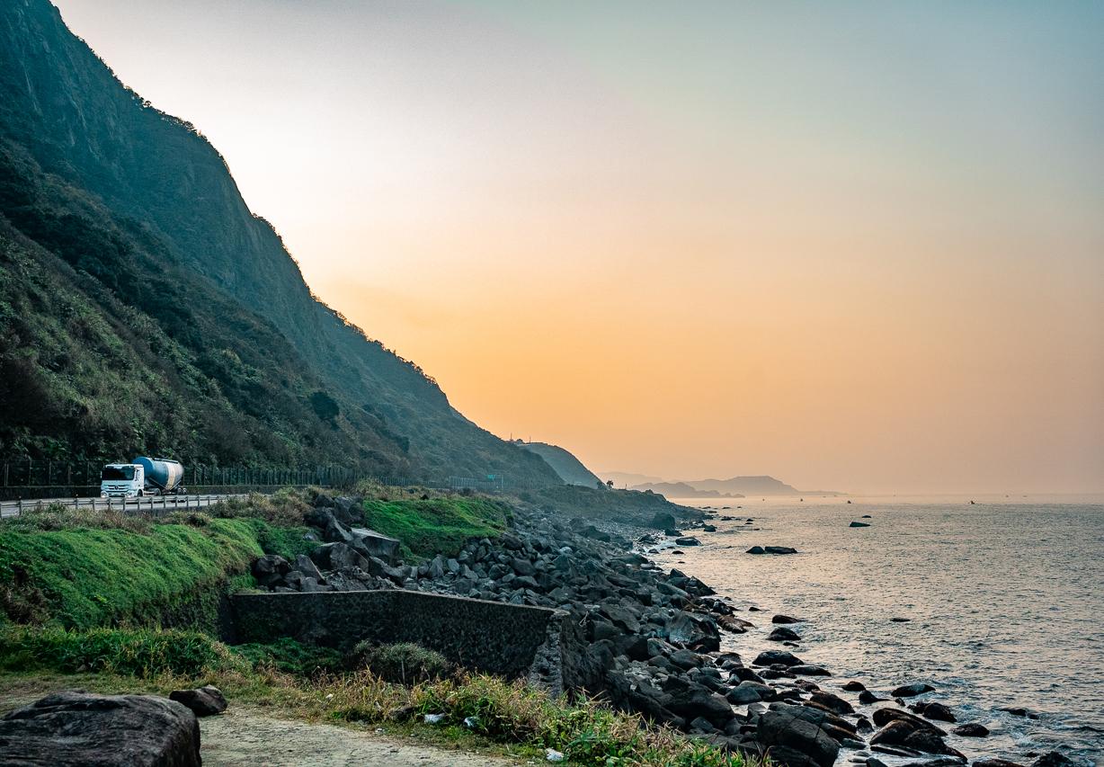 台二線・濱海公路一日遊｜陽光、海景、美拍咖啡景點 3 選，能充電的電動車公路旅行