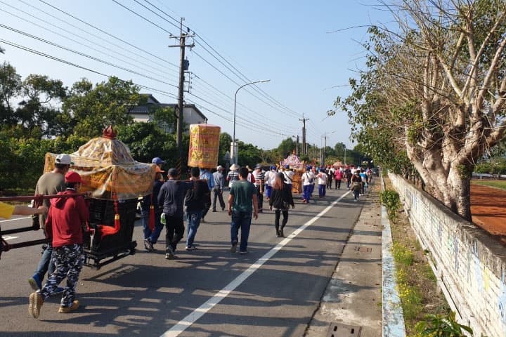 台南・東山｜碧軒寺觀音佛祖外巡，這輩子絕對要走一次。二個字是「遶境」，四個字叫做「與神同行」