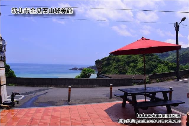 坐在山城美館戶外，就能看見東北角海岸的白雲藍天碧海。