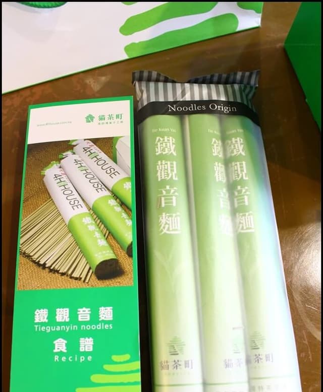 這是買回去給媽媽的鐵觀音麵線，還有附贈食譜