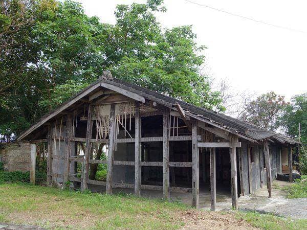 部落已頹圮的和式老建築，全部都是檜木的建材喔!如果能活化一定很棒!