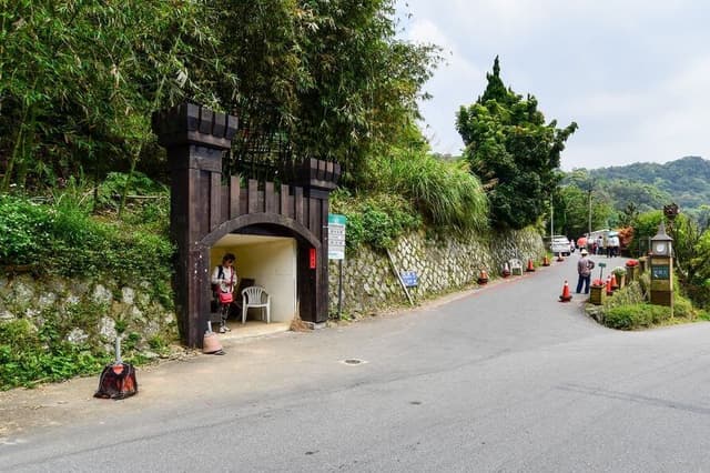 下過溪站牌，一旁為通往奧萬大的道路。