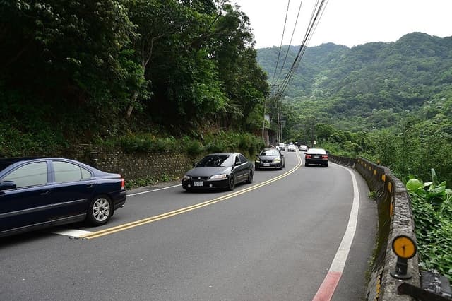 假日106縣道車潮擁擠