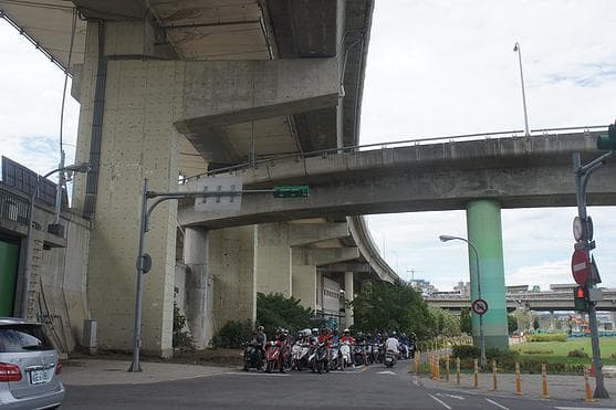 高架橋下的機車瀑布