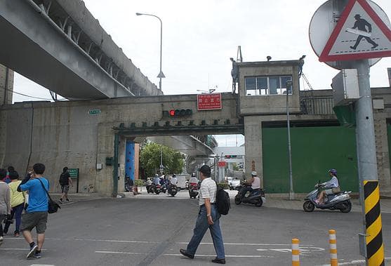城市與河流連結的狹窄水門