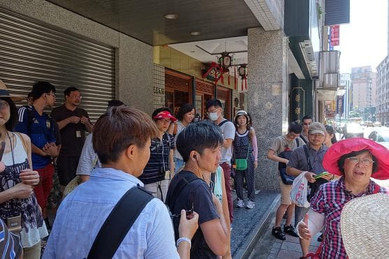 黃秀婉老師帶領，於二二八事件紀念碑前出發。