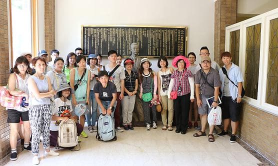 大家跟王添灯塑像的合照