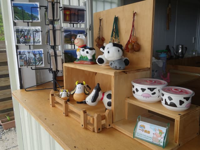 櫃台左側陳列一些乳牛相關的小型紀念品,還有可愛的名片(老闆特別請人繪製設計的喔~)