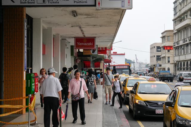 基隆的計程車問問都會有：「司機，有沒有撿客？」（用台語會更好）