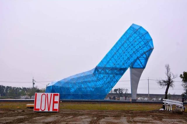 夢幻的玻璃鞋教堂，大大引爆女孩們的少女心。（圖取自雲嘉南濱海風景區粉絲團）