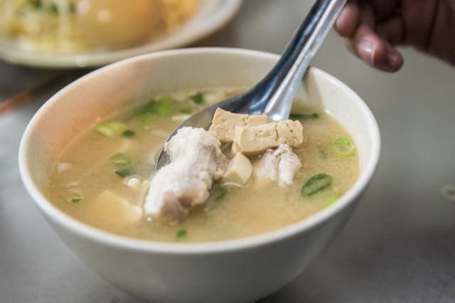 這碗是鮮魚味噌湯，多了味噌跟豆腐