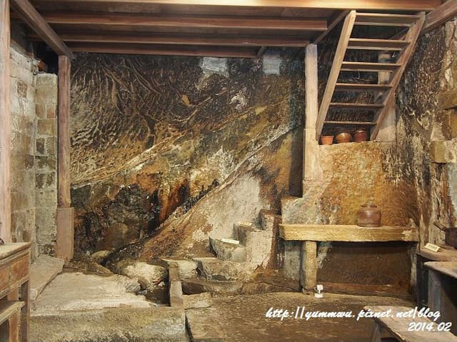 內街里的「百年石頭屋」，這是有著近百年歷史的老屋，裡面有相當多石器與古老的製藥器材