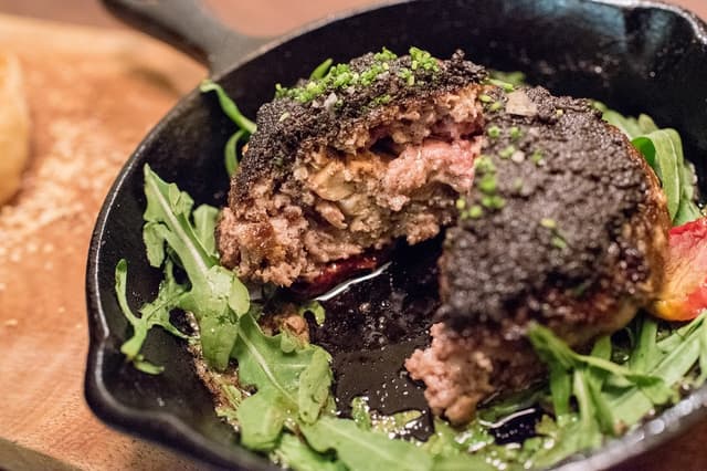 羅西尼式鴨肝漢堡排佐黑松露醬搭小洋芋溫泉蛋沙拉