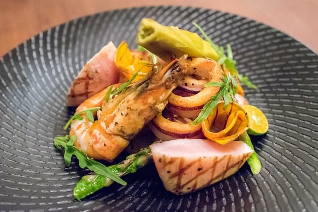 西西里式碳烤海鮮盤與聖女番茄金桔油醋