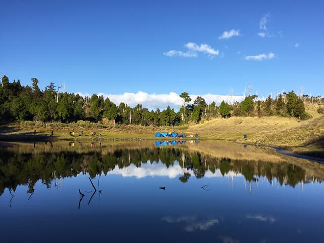 八點多，陽光覆蓋了加羅湖，形成湖天一線的美景。