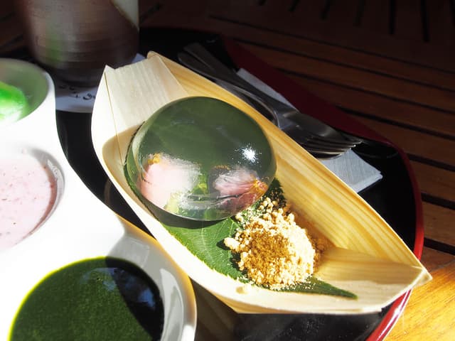 櫻花水信玄餅，水晶果凍讓人看了就被療癒