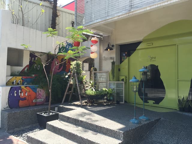 位於海安路旁的承億輕旅，蘋果綠的大門與繽紛的怪物塗鴉，讓旅店充滿朝氣～