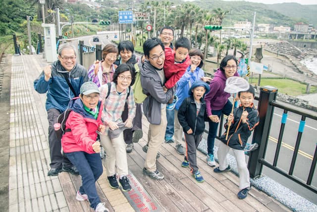 他們在做一個跨越基隆市與新北市邊界的動作