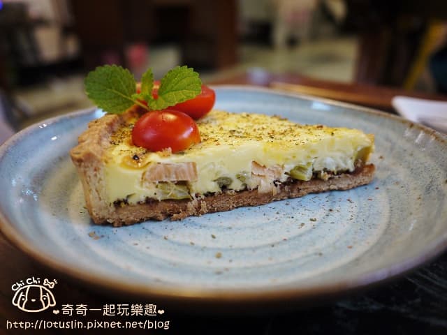 鹹派 法式芥末籽、鮭魚與蘆筍 $100